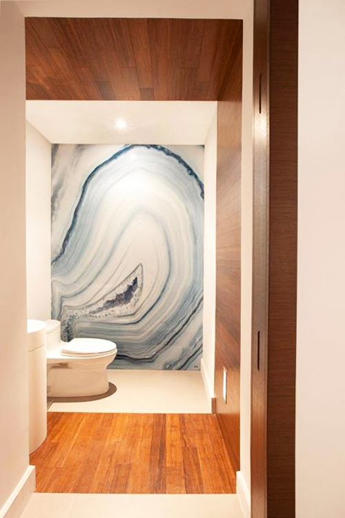 Badezimmer mit modernem, grossformatigem Druckmotiv