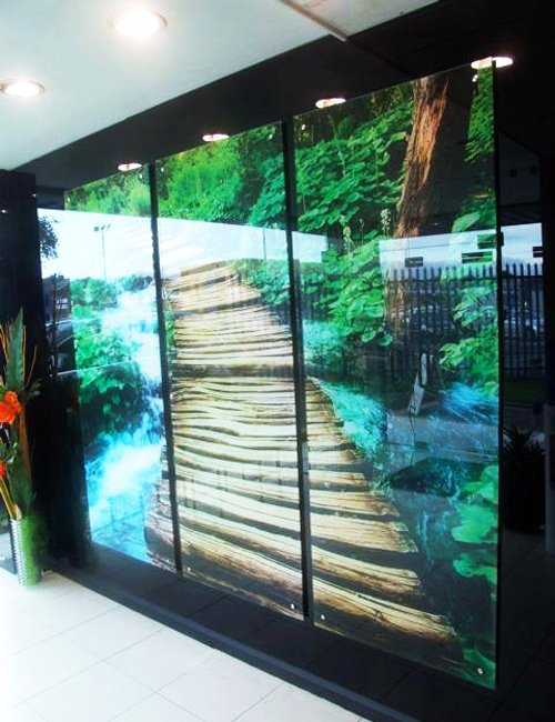 Landschaftsmotiv als Glasdruck im Eingangsfoyer