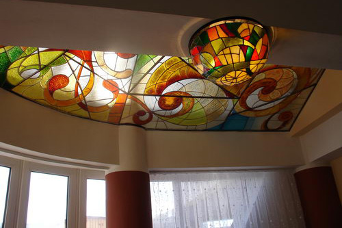 Deckenkunst mit Glasbeleuchtung