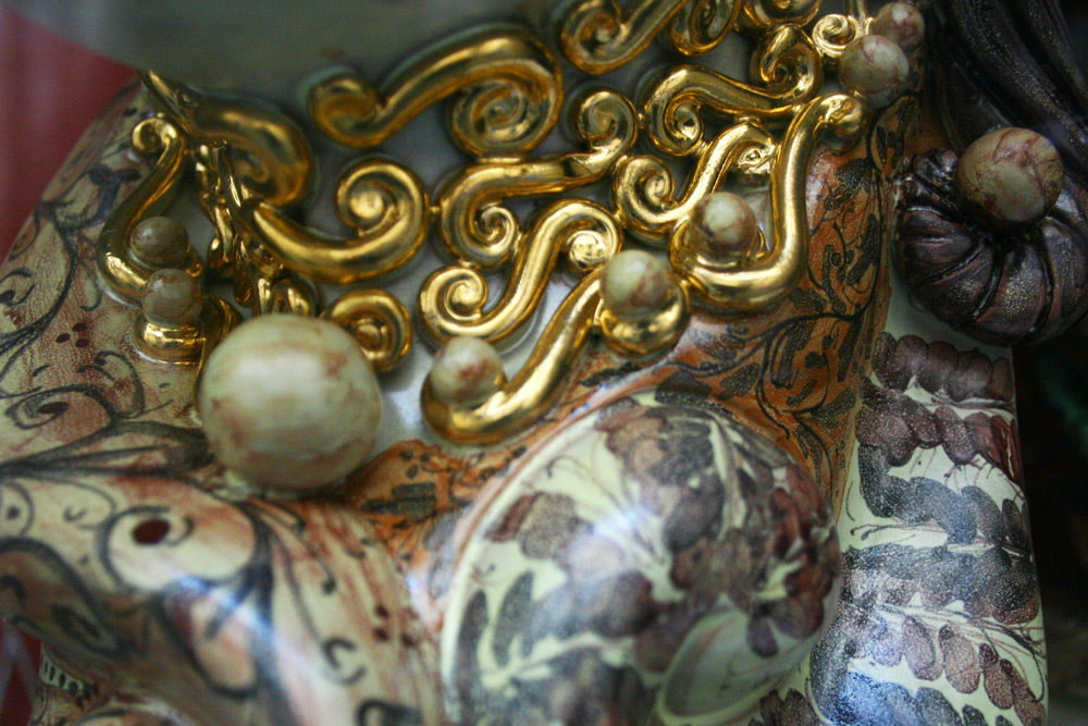 Keramikobjekte mit Vergolderarbeiten