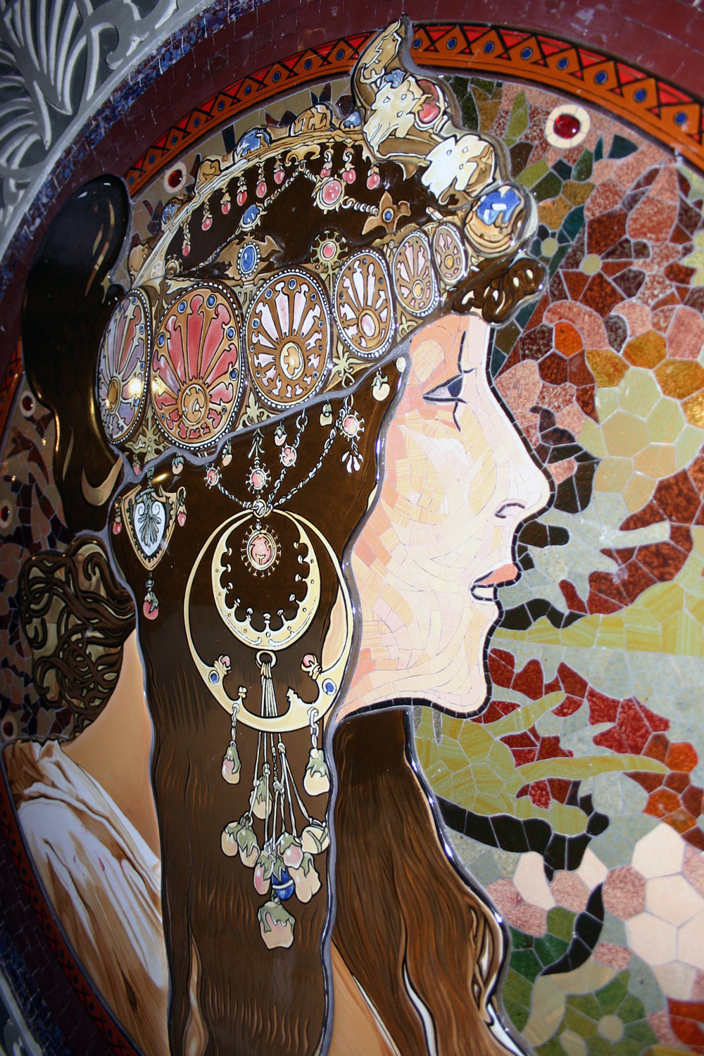 Mosaik mit Frauenkopf nach Alphonse Mucha